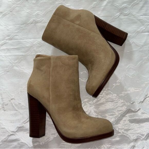 Vince Camuto Tan Leather Ankle Boots
Boots(Size 6.5M) - Picture 9 of 13